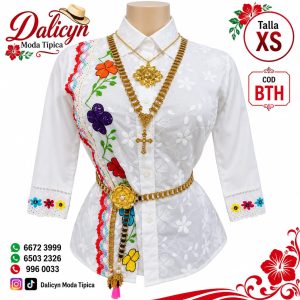 Blusa en tela de letín fino, bordada finamente